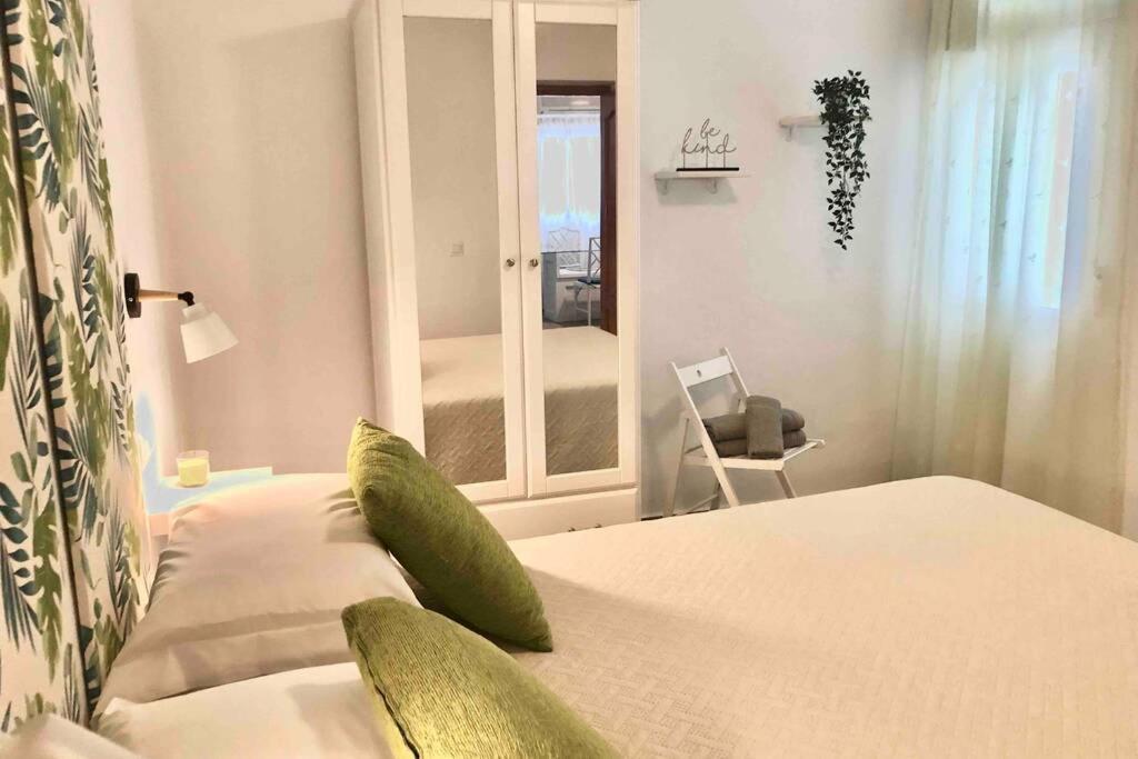 Céntrico apartamento con terraza, parking y WIFI Ronda Esterno foto